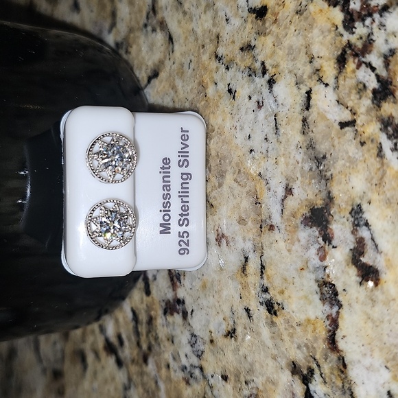 Elegant Moissanite 2.0 Ct 925 Sterling Silver Stud Earrings - Picture 4 of 4